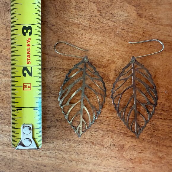 Cutout leaf gold-tone earrings - Picture 3 of 3